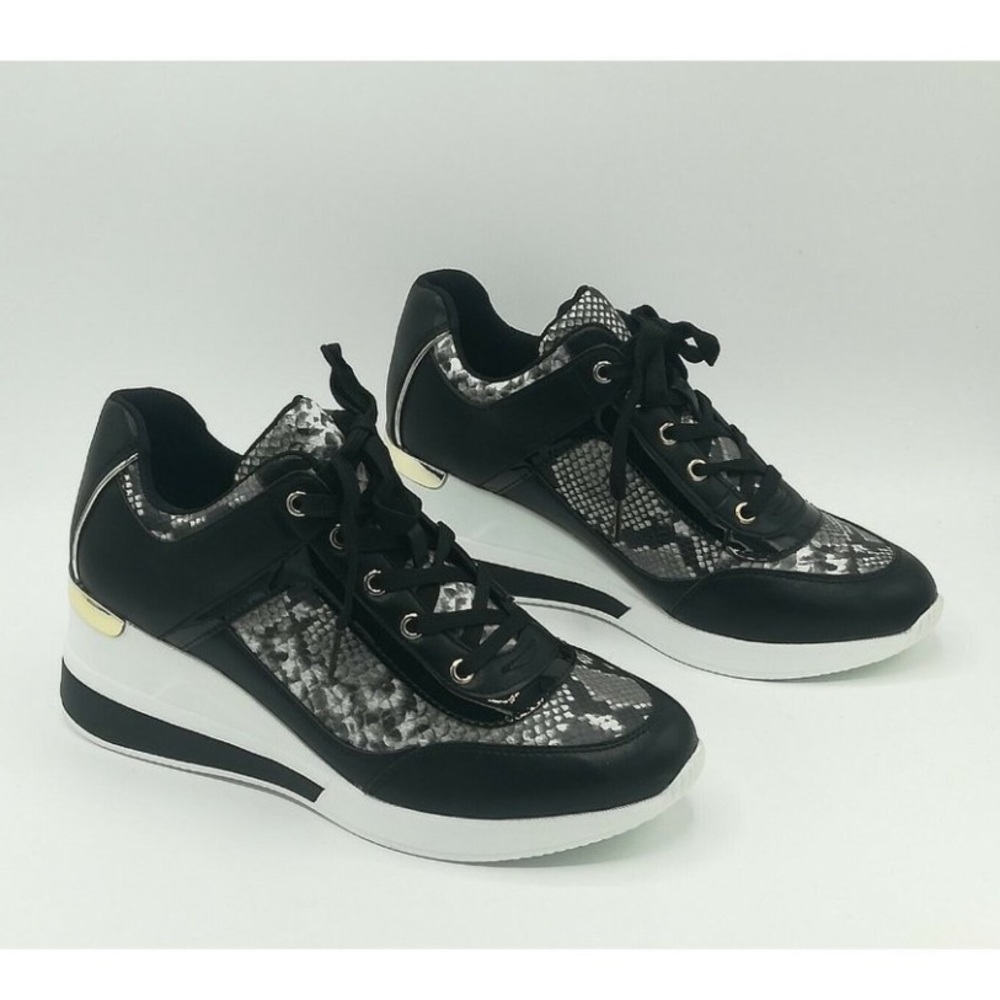 Women’s Sneakers Shoe Dazzle 💁🏻‍♀️ 👟-